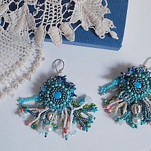 BO La Petite Sir&egrave;ne brod&eacute;es avec des cabochons en pierre de gemme : le Howlite Turquoise et la Pierre de Lune &agrave; laquelle s'ajoute des perles rondes nacr&eacute;es, rocailles, cristaux et dormeuses Argent 925